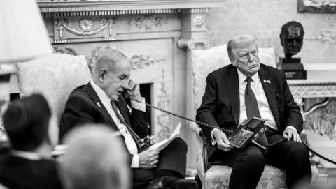 Trump sujeta el telfono a Netanyahu, durante la llamada al primer ministro de Catar.