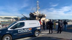Los agentes de la Polica Cientfico accedieron esta maana al interior del arrastrero