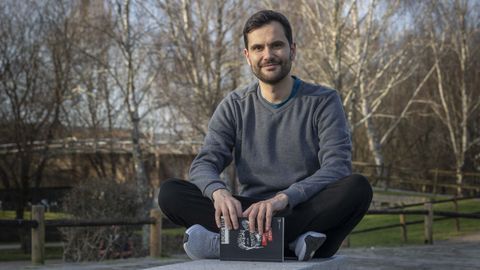 paulo.Para desconectar, Paulo Carlos L�pez (Sumar) prefire as series de terror. Os libros g�stalle que o fagan pensar, como este que lle regalou seu irm�n, �Cuspirei sobre as vosas tumbas�, de Boris Vian