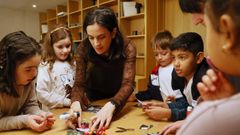 Sabela Eiriz con el alumnado de 1�. y 2�. de primaria del�CEIP Pluriling�e Wenceslao Fern�ndez Fl�rez, en�el centro de exposici�n de la Fundaci�n MOP.