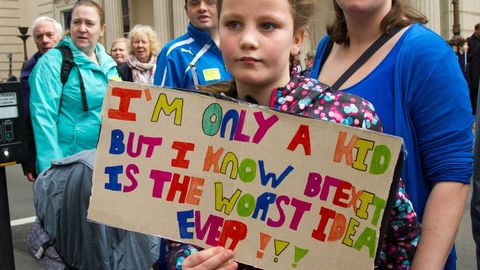 Una ni�a muestra un cartel en el que deplora el �brexit�, durante la marcha celebrada en Londres