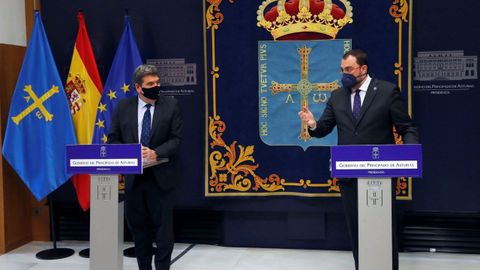 El ministro de Inclusi�n, Seguridad Social y Migraciones, Jos� Luis Escriv� (i), presenta este viernes en Oviedo junto al presidente asturiano, Adri�n Barb�n (d), el proyecto piloto Conect-AS: itinerarios de inclusi�n social digital en el Principado de Asturias