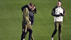 Williot Swedberg, Laura Centoira y David Areal, en el inicio del entrenamiento de ayer.