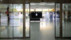 Pasillos vacos en la Facultade de Econmicas de la USC