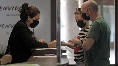 Turistas en la oficina de informacin que ahora abre a diario en el Centro do Vio