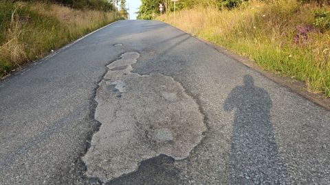 La carretera municipal que une Pardiñas con Casas do Monte, en Laraño, está cada vez más deteriorada. La Asociación de Veciños A Xunlla de Laraño viene denunciando los problemas para esta carretera desde que se utiliza como alternativa a O Milladoiro, debido a las obras de humanización.
