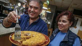 Segundo Villar y su mujer, Victoria Regueira, regentan Casa Xiada, en Noia