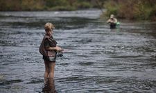 David �lvarez, de 6 a�os, gan� el premio al pescador m�s joven del certamen estradense. 