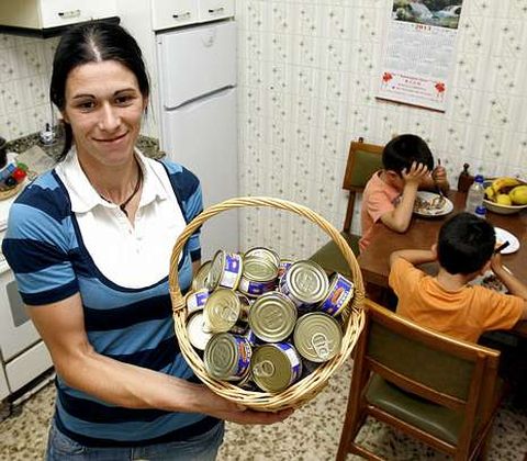 Beatriz Jorge pudo llenar ayer la despensa con latas de at�n.