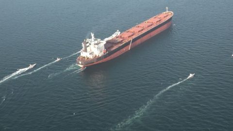 Un petrolero cercado en el estrecho de Ormuz por lanchas iran�es el pasado febrero.