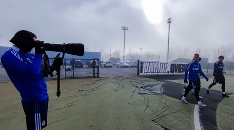 Jirka hace una foto sus compa�eros antes del entrenamiento del Oviedo