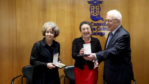 Kathleen March (esquerda) e Francisco D�az-Fierros (dereita) recibiron as Medallas do Consello da Cultura de man da s�a presidenta, Rosario �lvarez