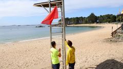 Ayer volva a ondear la bandera roja en la playa de Cabo-A Lombia por la presencia de carabelas portuguesas.