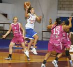 Sara G�mez entra a canasta en una imagen de archivo de un partido de esta temporada. 