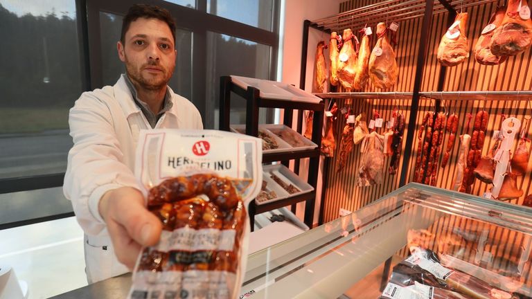 Adri�n Sixto, en la nueva tienda situada en el pol�gono empresarial de Mondo�edo