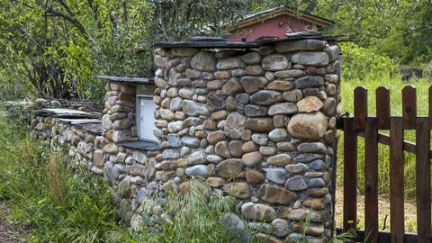 Los cantos rodados procedentes de la antigua mina de oro han sido aprovechados en numerosas construcciones de la localidad