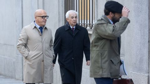 José Manuel Baltar, acompañado de su abogado, a su llegada al Tribunal Supremo para prestar declaración.