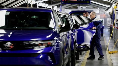 Un trabajador de una planta de Stellantis revisando veh�culo SUV de la marca Opel.