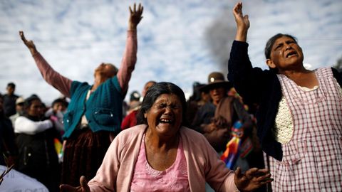 Campesinos seguidores de Evo Morales lamentan la muerte de un hombre en Sacaba, cerca de Cochabamba