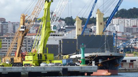 Imagen de archivo de un mercante en el puerto de Vigo