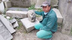 Apareci tirado el cruceiro de capilla de la Santia de Seira, en Rois