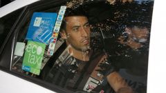 El capit�n del F�tbol Club Barcelona Sergio Busquets a su llegada a la reuni�n que la Asociaci�n de Futbolistas Espa�oles (AFE) mantendr� hoy con los capitanes de los distintos equipos de primera divisi�n con motivo del partido que se quiere disputar en EEUU.