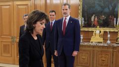 La nueva fiscala general del Estado prometiendo su cargo ante el rey y el presidente del Gobierno