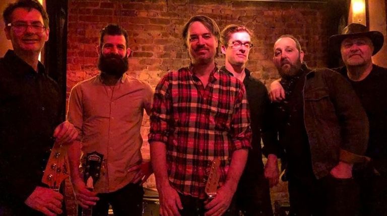 Mike Cobb,m&uacute;sico de Brooklyn, con camisa a cuadros