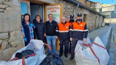Imagen de la entrega de los tapones en Pontedeume. 