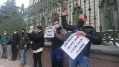 Ganaderos asturianos protagonizaron este viernes una cencerronada ante el Gobierno asturiano