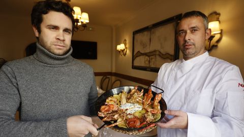 Romn Vidal posa con el jefe de cocina y autor de la elaboracin, Alberto Martnez.