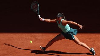 J�ssica Bouzas, devolviendo una bola a Aryna Sabalenka en su duelo de primera ronda en Roland Garros.