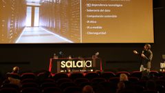 A la derecha, Carlos Fernndez de Vigo explicando el proyecto a los asistentes a la presentacin en Pamplona. 