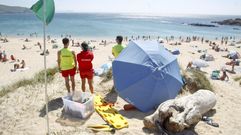 Socorristas en la playa ferrolana de Doni�os en el inicio de la campa�a del pasado a�o.