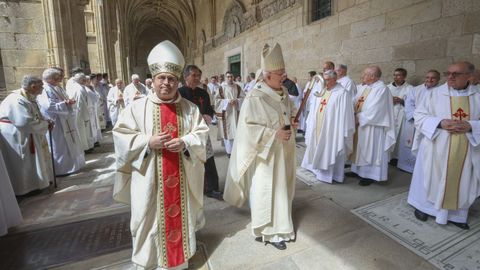 Monse�or Prieto, en primer t�rmino, en una celebraci�n en la catedral con can�nigos y sacerdotes
