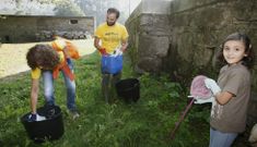 <span lang= es-es >En el Umia</span>. El Colectivo Ecoloxista do Saln�s recogi� 200 litros de pl�sticos, 150 de residuos org�nicos, 50 de material que fue depositado en el punto limpio de Ribadumia y 3 de vidrio. 
