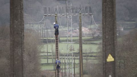 Imagen de archivo de unos t�cnicos trabajando para resolver una aver�a.