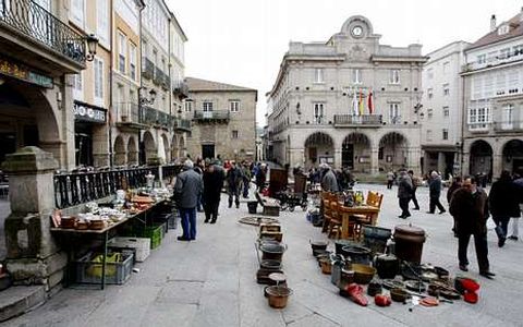La Praza Maior de Ourense es escenario del mercadillo el primer domingo de mes