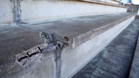 Mal estado de las instalaciones del campo de f�tbol y pistas de atletismo de A Alta en Pobra