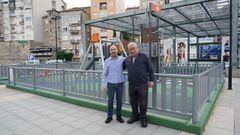 Gonzalo P�rez J�come y Jorge Bermello en el parque infantil que hay en la terraza del Ponte Vella.