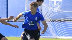 Arnau Comas, durante un entrenamiento del Deportivo de esta temporada.