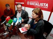 Mar Barc�n y Justo P�rez, en el centro, ayer durante su comparecencia en el Ayuntamiento.