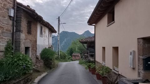 Viviendas en el barrio de La Mollera, en Pen (Amieva)