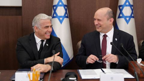 Los ex primeros ministros, Naftali Bennett (izquierda), y Yair Lapid (derecha).