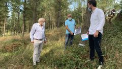 Los concejales del PP en los terrenos del antiguo vertedero de Teixeiro, en Lugo, donde proponen un circuito de motocr�s