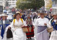 As mozas po��an as mellores galas para achegarse ao domingo m�is importante das festas. 