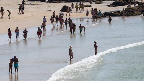 El agua, el mejor ant�doto para el calor. En la imagen, playa de A Lanzada