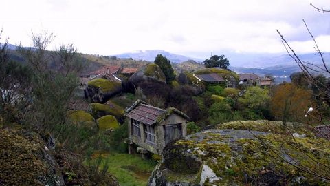 Lovios.El municipio ourensano de Lovios est� enclavado en el Parque natural Baixa Limia-Serra do Xur�s. Esto es todo lo que se puede ver all�: la ermida da nosa se�ora do Xur�s, el coto de Santa Eufemia, las minas das sombras, las aguas termales y el balneario en Os Ba�os, las pozas del r�o Vilame�, A Pontenova, la Iglesia de San Miguel en Lovios y la ermida de San Roque