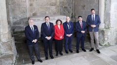 <span lang= gl >Miguel Santalices, Valent�n Gonz�lez Formoso, Goretti Sanmart�n, Miguel Anxo Seixas, Pedro Blanco e Jos� L�pez, este m�rcores ante a tumba de Castelao en San Domingos de Bonaval.�</span>