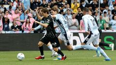 Aleix Febas, en el �ltimo partido del Elche en Bala�dos, perseguido por Fer L�pez.